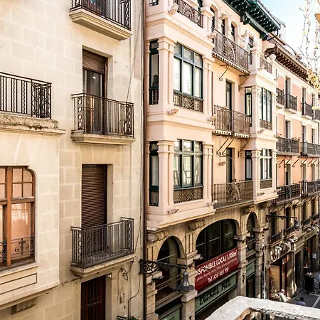 Welcoming Old Town Apartment *