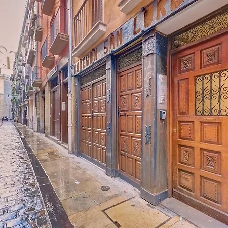 La Casa De Cuadros By Clabao *