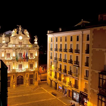 Pompaelo Plaza Del Ayuntamiento & Hotel