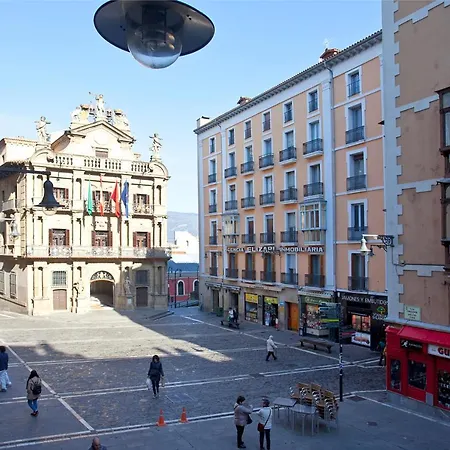 Pompaelo Plaza Del Ayuntamiento & Hotel