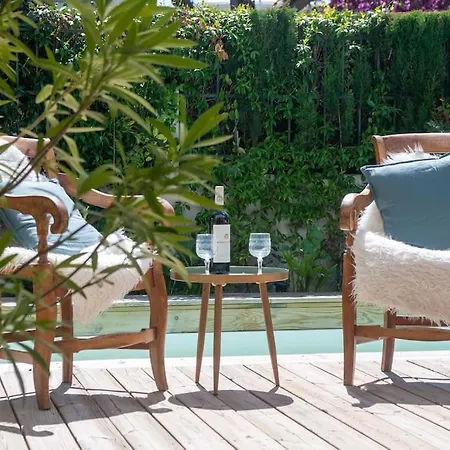 Villa Con Piscina Privada En El Centro De *