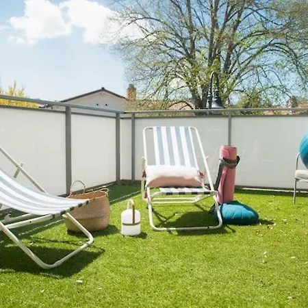 Con Piscina Privada En El Centro De Villa Pamplona