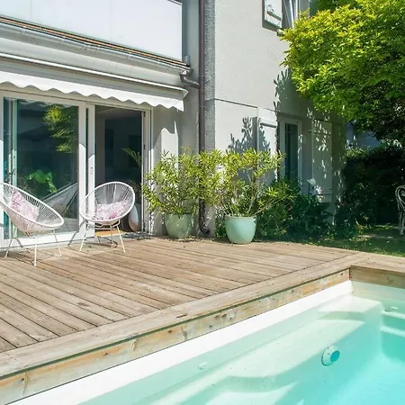 Con Piscina Privada En El Centro De Villa