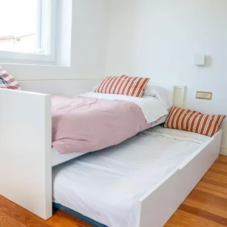Villa Con Piscina Privada En El Centro De *