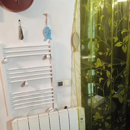 Bajera-loft No Comfortable Con La Verja En La Entrada,,no Lujosa,vieja,sin Reforma, Con Cedula De Habitabilidad Preparada Para Alojamiento No No Hostal No Apartamento El Precio Coincide Con Calidad Y Calificaciones Trato Familiar,como En Tu Cas *