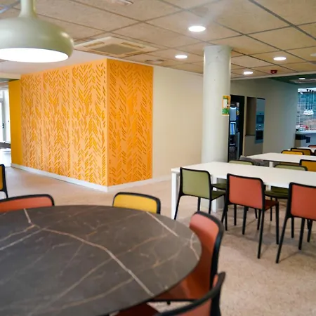 Residencia Universitaria Resa Abedules Apartment