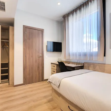 Livensa Living Juvenil Hostal *